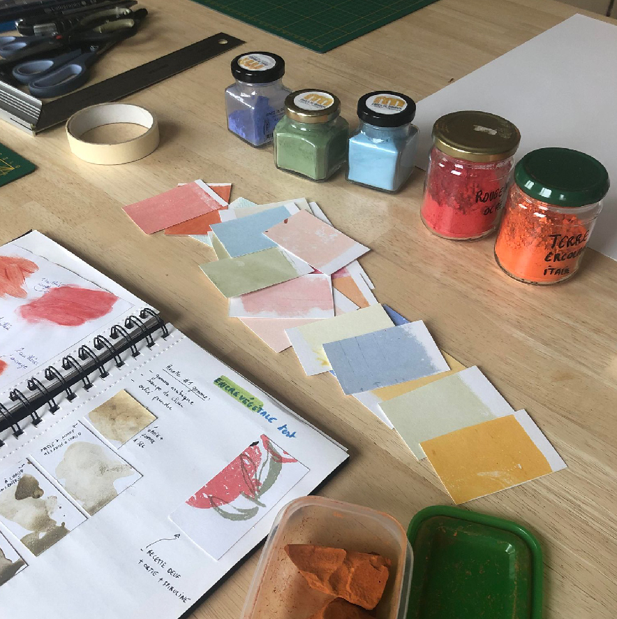 Ateliers de sérigraphie. échantillons de couleurs naturelles, de pigments et de matériel pour sérigraphie.