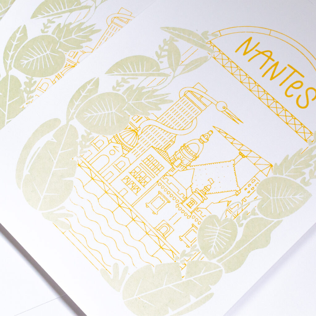 Illustration sérigraphiée au format A4, avec des encres naturelles jaune et vert. Elle représente la ville de Nantes.