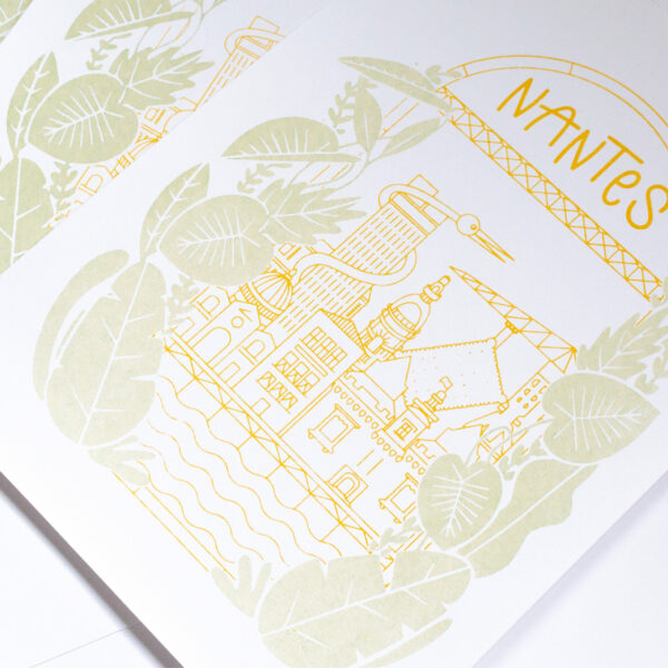 Illustration sérigraphiée au format A4, avec des encres naturelles jaune et vert. Elle représente la ville de Nantes.