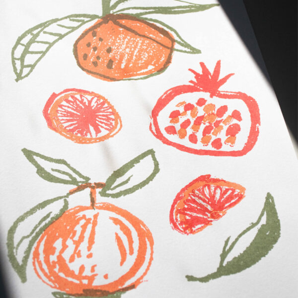 Illustration A3 imprimée en sérigraphie avec des encres naturelles : rouge, orange et verte. Elle représente des oranges et des fruits exotiques.